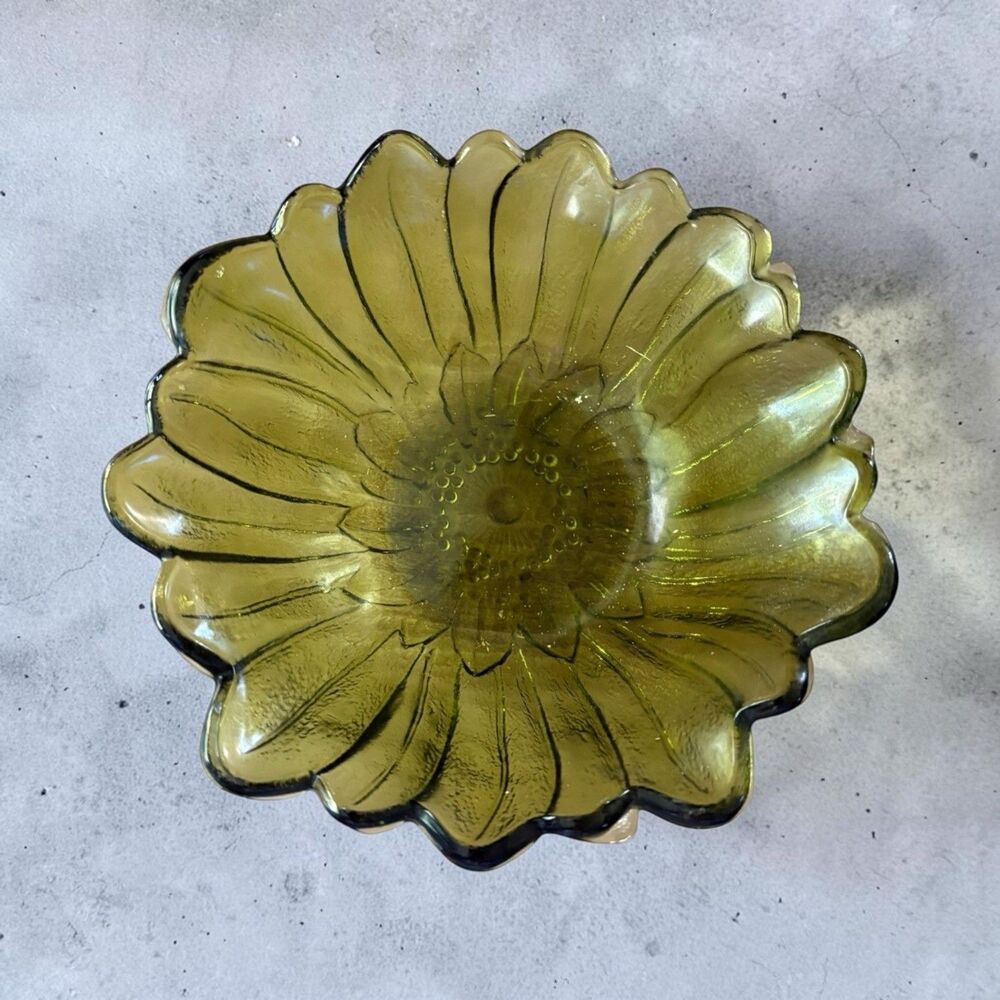 VTG Green Glass Sunflower Petal Bowl Indiana Glass Lily Pons 1960s Retro 7 Inch